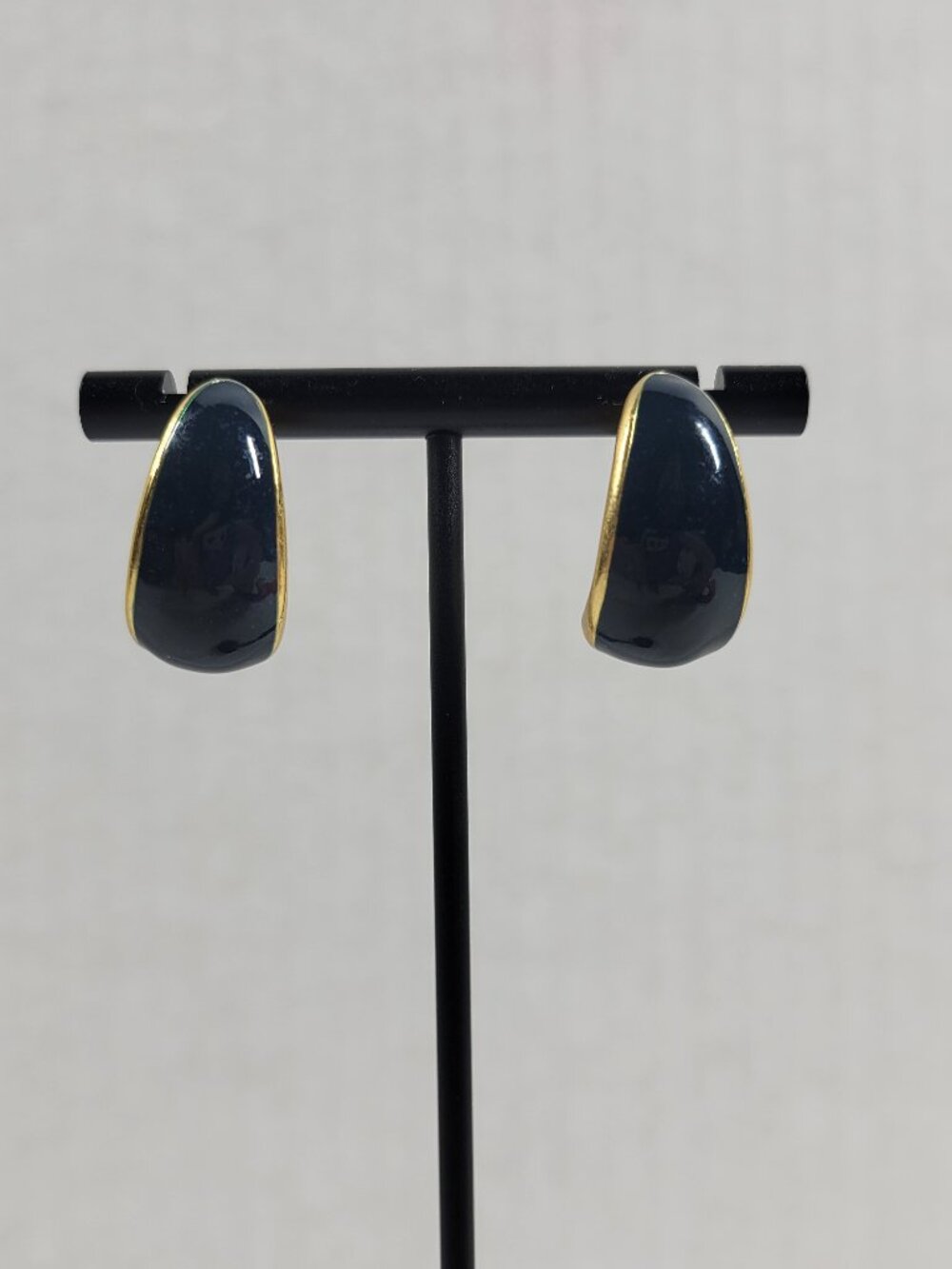 Vintage Gold Tone Black Enamel Omega Back Pierced Chunky Earrings E142E